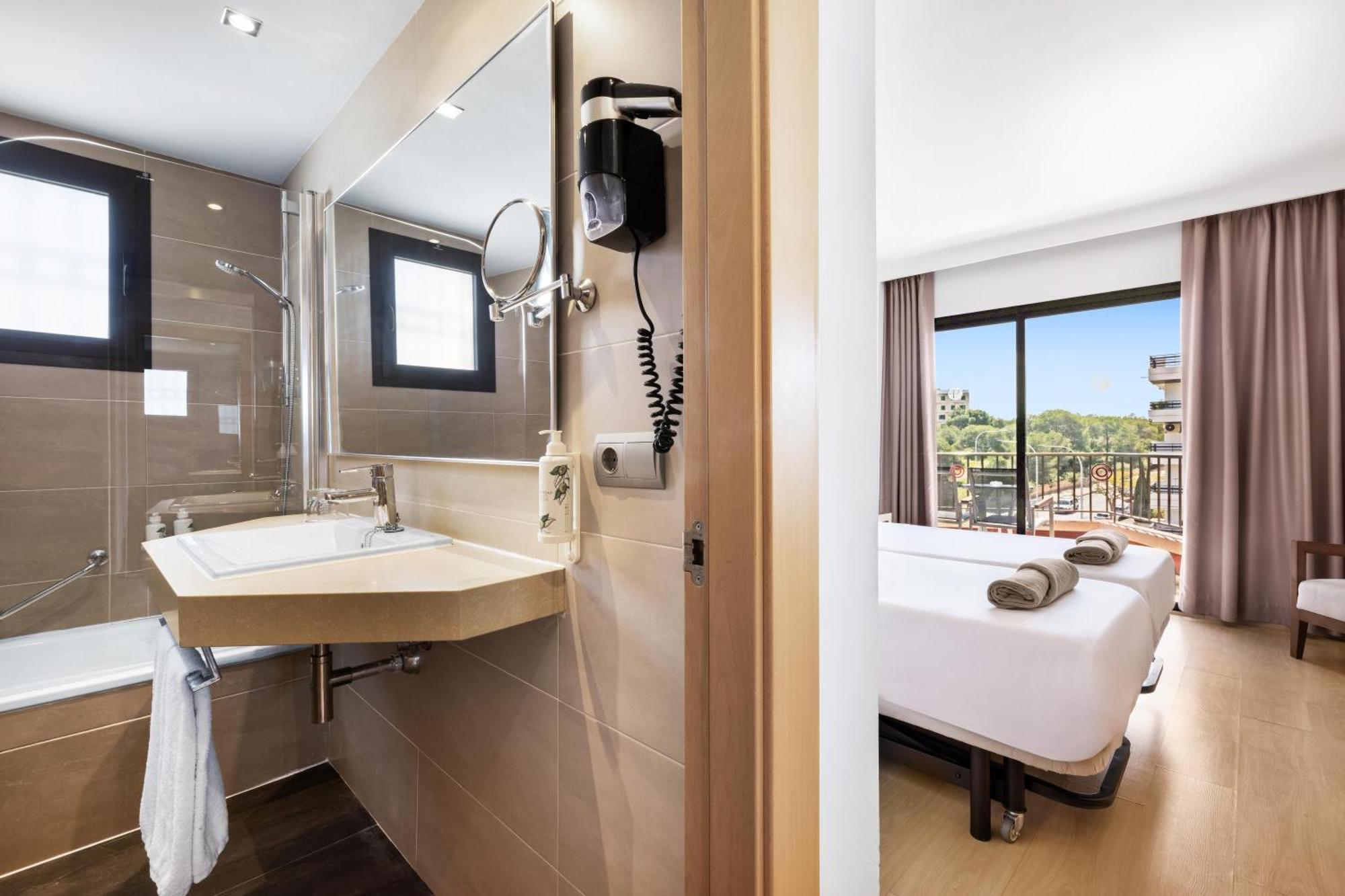 Chambre Double - Vue sur Piscine